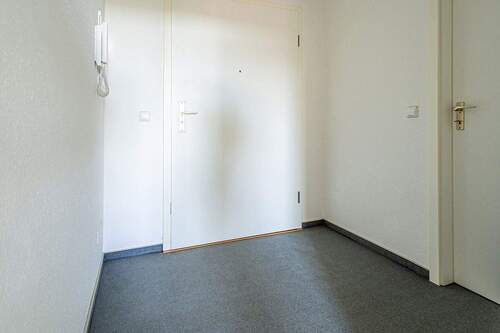 Flur mit Blick zur Wohnungstür - 2 Zimmer Etagenwohnung zur Miete in Dresden