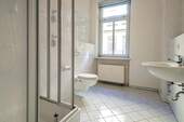 Bad mit Dusche und WM-Anschluss - 2 Zimmer Etagenwohnung in Dresden