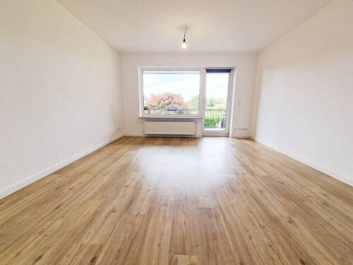 Wohnzimmer - Helle 3-Zimmer-Wohnung (80 m²) im Herzen von Heide - frisch renoviert