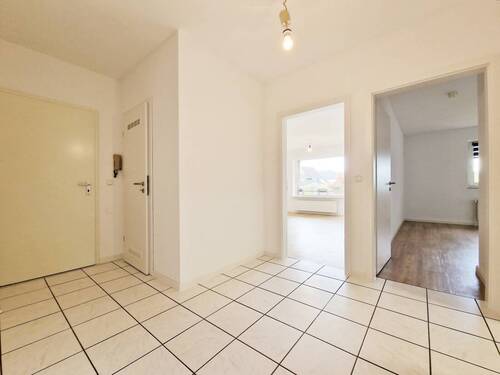 Flur - Etagenwohnung mit 80,00 m² in Heide zur Miete