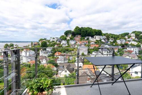 Spektakulärer Blick vom Balkon - TREPPENVIERTEL: INVESTMENT MIT ELBBLICK