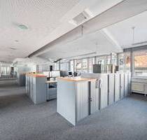 Helles 16 m² Büro mit Glasabtrennung - 7 Plätze im Zentrum Stuttgart