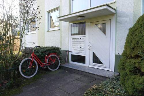 Hauseingang - Etagenwohnung mit 66,00 m&sup2; in Leverkusen zum Kaufen