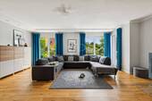 großzügiges Wohnzimmer - 