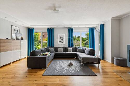 großzügiges Wohnzimmer - 