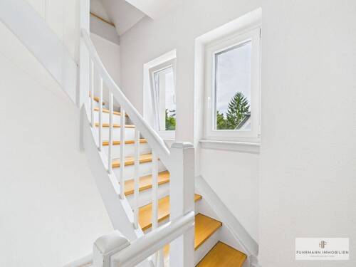 Treppenaufgang - 1 Zimmer Mehrfamilienhaus, Wohnhaus in Saarbrücken