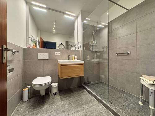 Neues Bad 2024 - PINNEBERG: HOCHPARTERRE WOHNUNG MIT BALKON