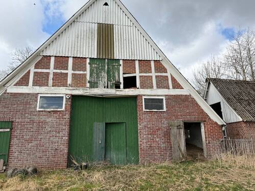 Historische Bauernhaus mit Stallanteil - Großzügiges landwirtschaftliches Areal mit abrissreifen Bestandsgebäuden in Osten-Isensee