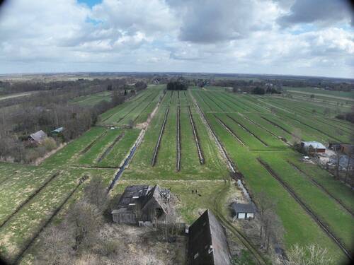Luftaufnahme des weitläufigen Grundstücks - 4 Zimmer Mehrfamilienhaus, Wohnhaus zum Kaufen in Osten