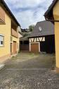 Innenhof mit Blick auf die Garage und Scheune - 5 Zimmer Einfamilienhaus in Schonungen