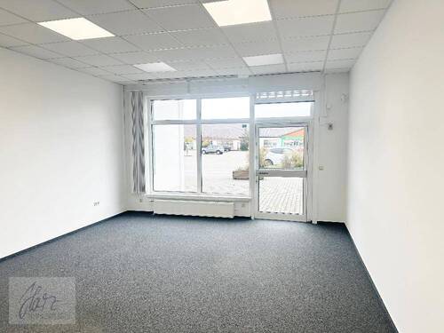 Geschäftsfläche mit Blick Richtung Eingangsbereich - ***LICHTDURCHFLUTETE GEWERBEEINHEIT IM EINKAUFSPARK IN NÜNCHRITZ*** - perfekte Lage für Ihr Business!