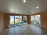 Wohnzimmer mit Terrassen Zugang - 