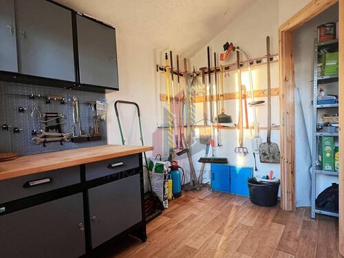 bietet für Handwerk und Gartenwerkzeug genug Platz - 