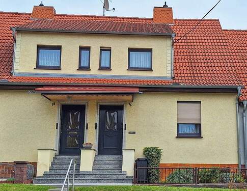 Ansicht Straßenseite - Familienfreundliches Reihenhaus mit Garten in ruhiger Lage von Pößneck