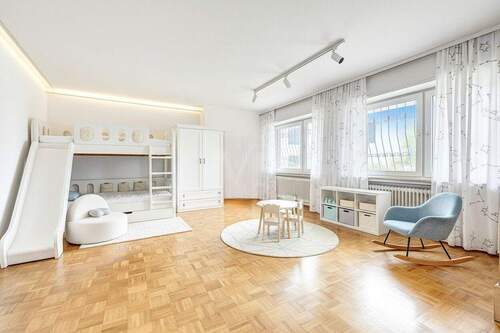 Großzügiges Kinderzimmer 
