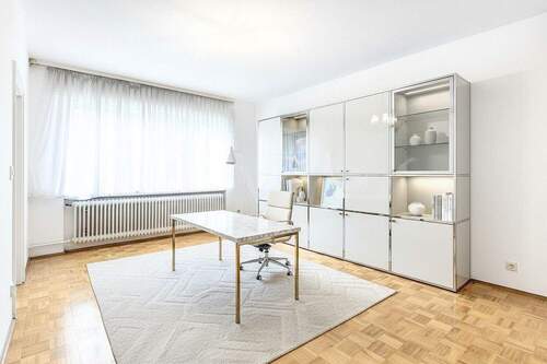 Helles Arbeitszimmer 