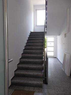 Eingang und Treppenhaus - 