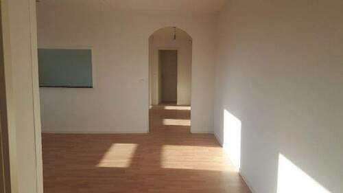 Wohn-Esszimmer mit Durchreiche und Diele - 3 Zimmer Etagenwohnung zur Miete in Sankt Ingbert