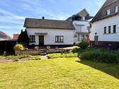 Gartenbereich mit Nebengebäude - 