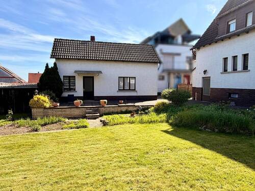 Gartenbereich mit Nebengebäude - 