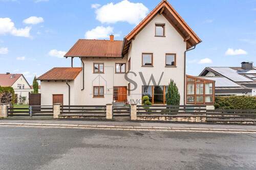 Hausansicht - Charmantes EFH mit Wintergarten und 4 Balkonen in Burgebrach