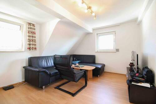 Wohnzimmer DG Wohnung - 9 Zimmer Mehrfamilienhaus, Wohnhaus in Stuttgart