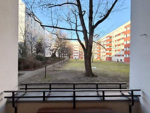 Balkon mit Blick in den Innenhof - 