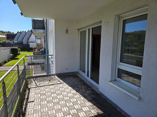 Terrasse - Kirkel, zentrale Ortslage, gut geschnittene Wohnung mit Balkon und Garage