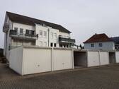 Hofansicht mit Garagen - 