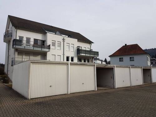 Hofansicht mit Garagen - 