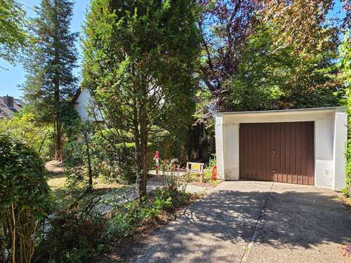 Garage mit Parkmöglicheiten davor - 4 Zimmer Einfamilienhaus in Coburg