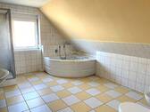 Großes Bad im OG mit Badewanne, Dusche und Bidet - 