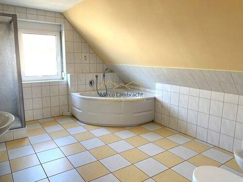 Großes Bad im OG mit Badewanne, Dusche und Bidet - 
