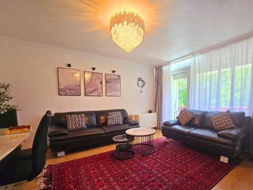 Wohnzimmer mit Zugang zum Balkon - 