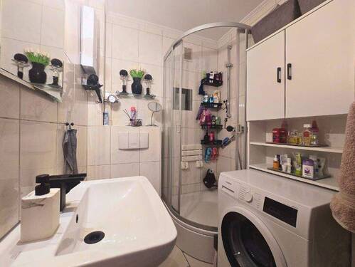 Duschbad mit Waschmaschine - 