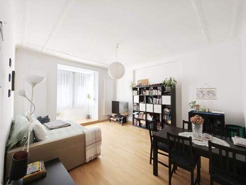 Wohnzimmer - 3 Zimmer Etagenwohnung zum Kaufen in Stuttgart