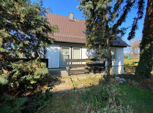 Ansicht mit Terrasse - Einfamilienhaus mit 110,00 m&sup2; in Ilmtal-Weinstraße OT Niederroßla zum Kaufen