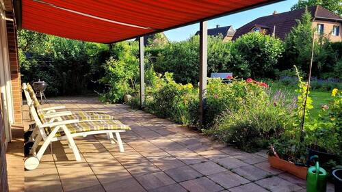 Terrasse mit Glasüberdachung und Markise.jpeg - 