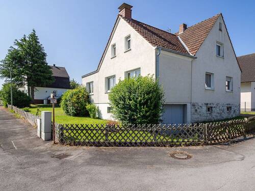 Außenansicht - Einfamilienhaus mit Potenzial: Kleines Haus mit großem Garten (Baulücke) in Arnsberg-Voßwinkel