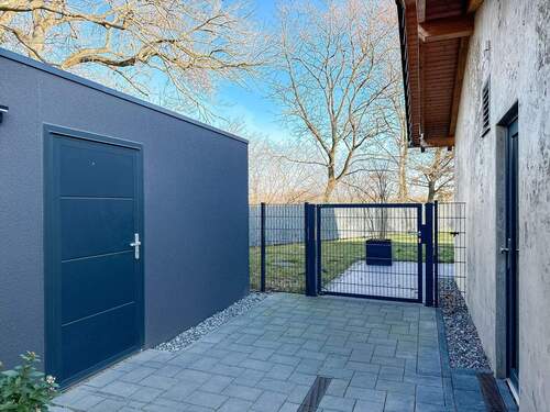 Garage und Seiteneingang - 