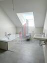Das Tageslichtbadezimmer mit Badewanne - 