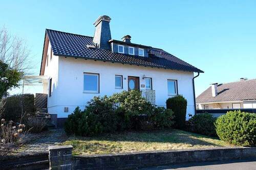 Bild 1 - Solides Einfamilienhaus mit ELW in angenehmer Lage von Wippershain !