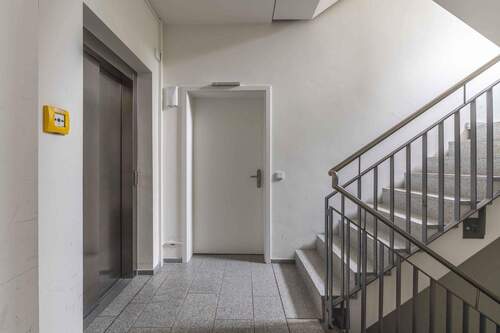 Treppenhaus - 3 Zimmer Etagenwohnung in Berlin