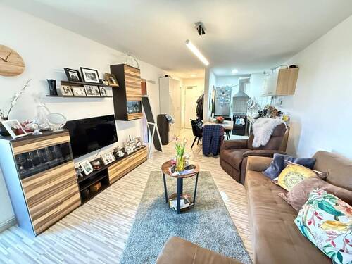 Wohnzimmer 5 - Frisch renovierte 2-Zimmer-Wohnung mit Balkon und Weitblick im Herzen von Ludwigshafen