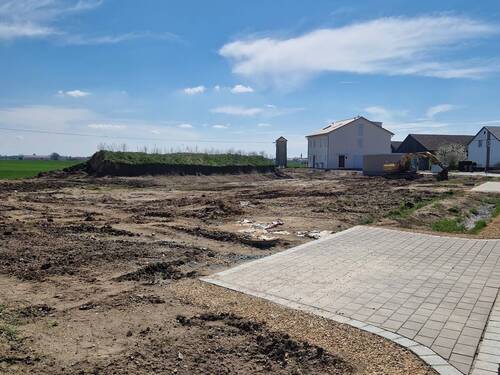 Zufahrt Parzelle 12 im Vordergrund - 