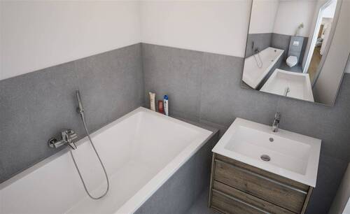 Badezimmer mit Badewanne - 