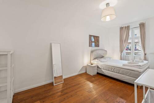 Schlafzimmer - Charmante Altbauwohnung mit 2 Balkonen