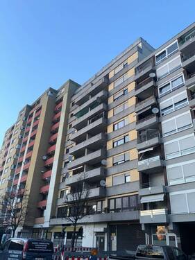 Außenansicht - Zentrale 2-Zimmer-Wohnung mit Entwicklungspotenzial