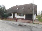 Straßenansicht - Einfamilienhaus mit Loggia, Terrasse, Garten und Garage in ruhiger Lage