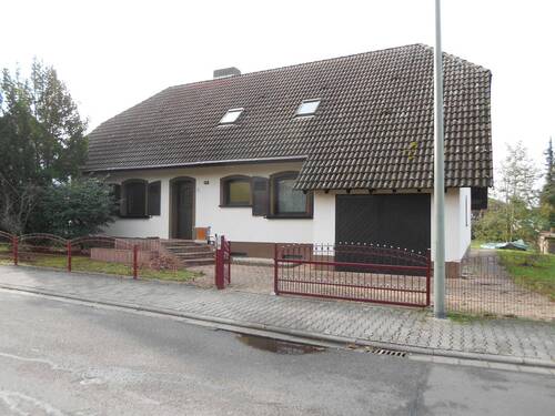 Straßenansicht - Einfamilienhaus mit Loggia, Terrasse, Garten und Garage in ruhiger Lage